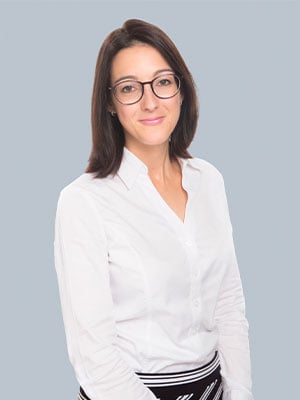 Kompetente Frau mit Brille und Bluse