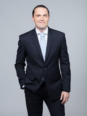 Selbstsicherer Mann im Anzug