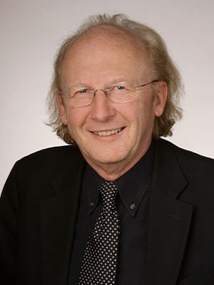 erfahrener Mann mit Brille und Anzug
