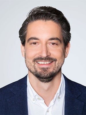 Portrait freundlicher Mann im Anzug
