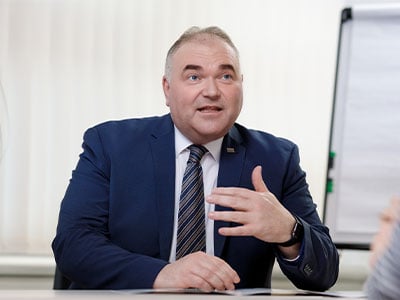 Mann erklaert bei Schreibtisch