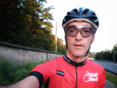 Radfahrer mit Helm bei Tour de Herz Challenge
