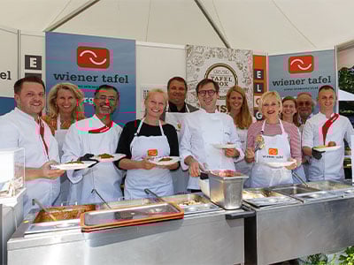 Team bei Wiener Tafel bei Essensausgabe