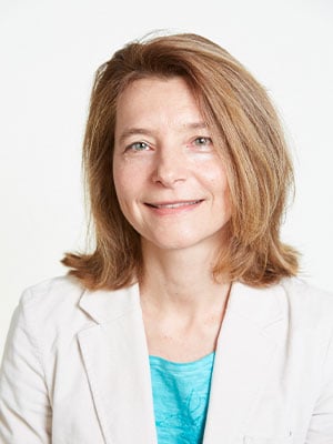 Portrait freundliche Frau mit Blazer