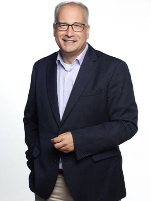 freundlicher Mann im Anzug mit Brille