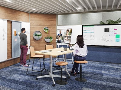 geraeumiges Office mit Whiteboards, Schreibtisch, Videokonferenz