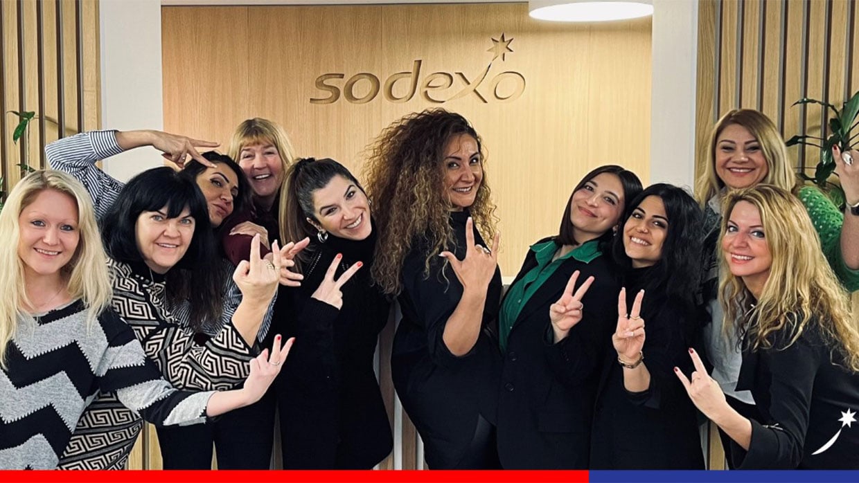 diverse zufriedene Frauen symbolisieren Arbeitsspirit, Teamwork, Zusammenhalt