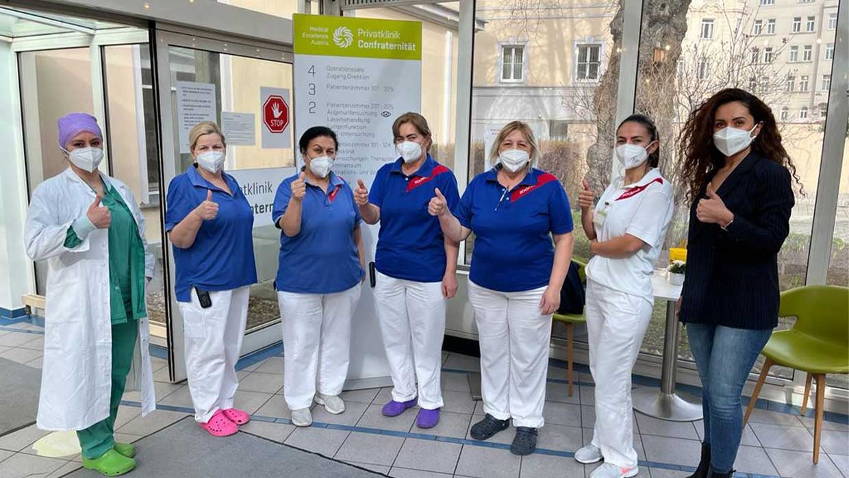 Verschiedene Berufsgruppen zeigen positive Zusammenarbeit