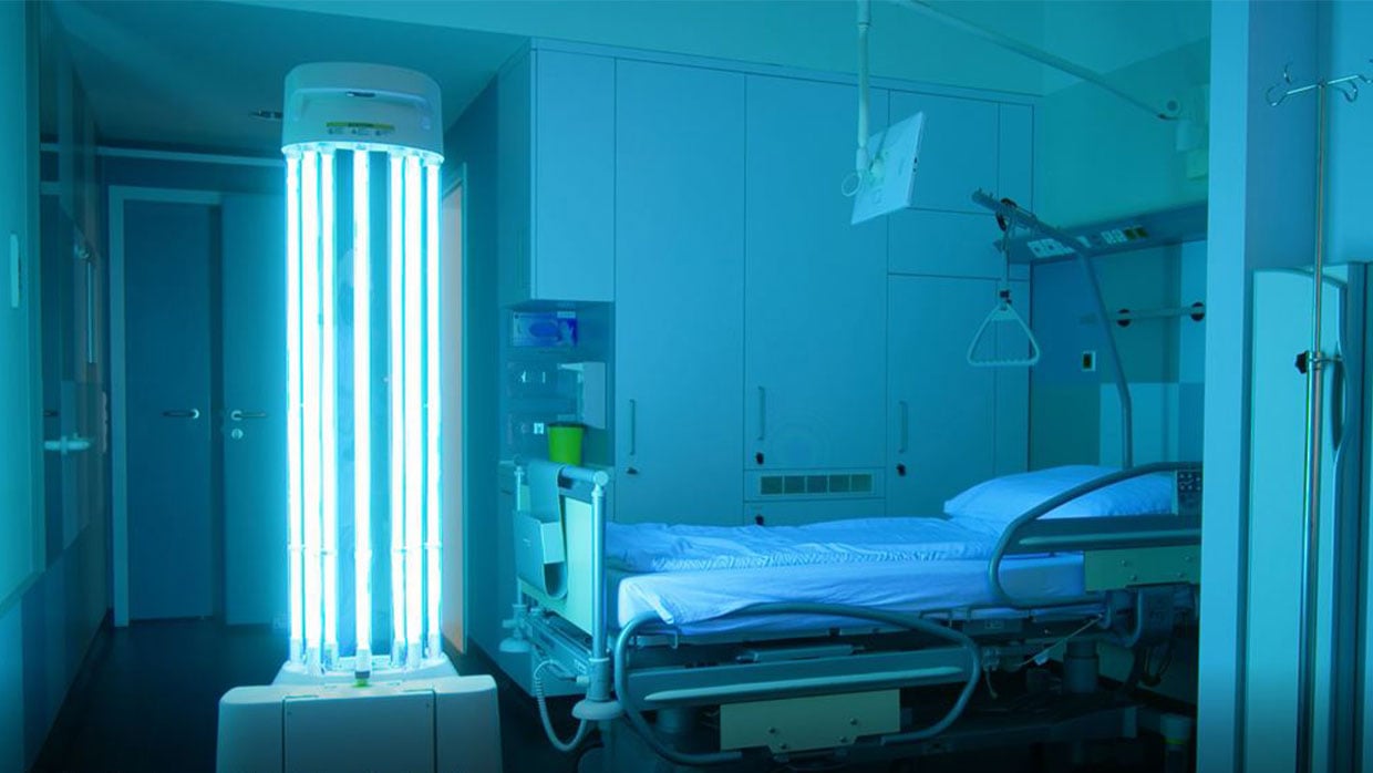 Zimmer mit Krankenbett durch Geraet mit UV-C-Licht optimal desinfiziert