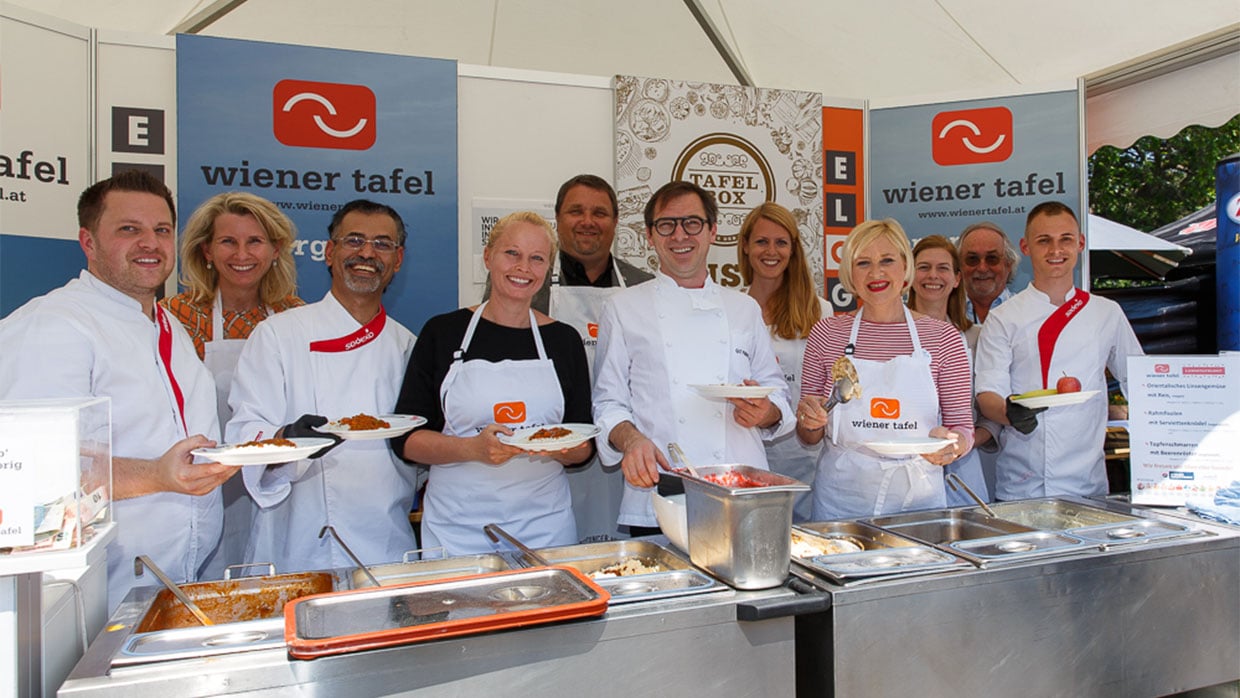 Team bei Wiener Tafel bei Essensausgabe