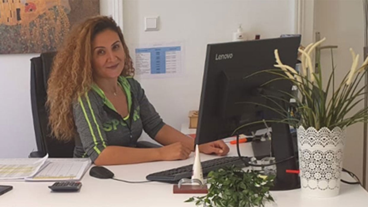 Kompetente Frau am Schreibtisch vor Computer