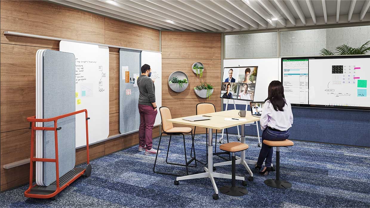 geraeumiges Office mit Whiteboards, Schreibtisch, Videokonferenz