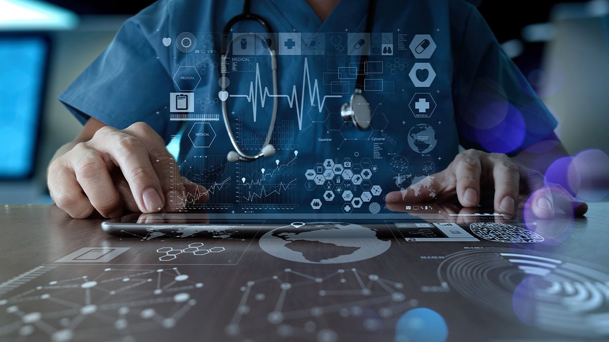 Futuristische Darstellung Arzt bedient Tablet