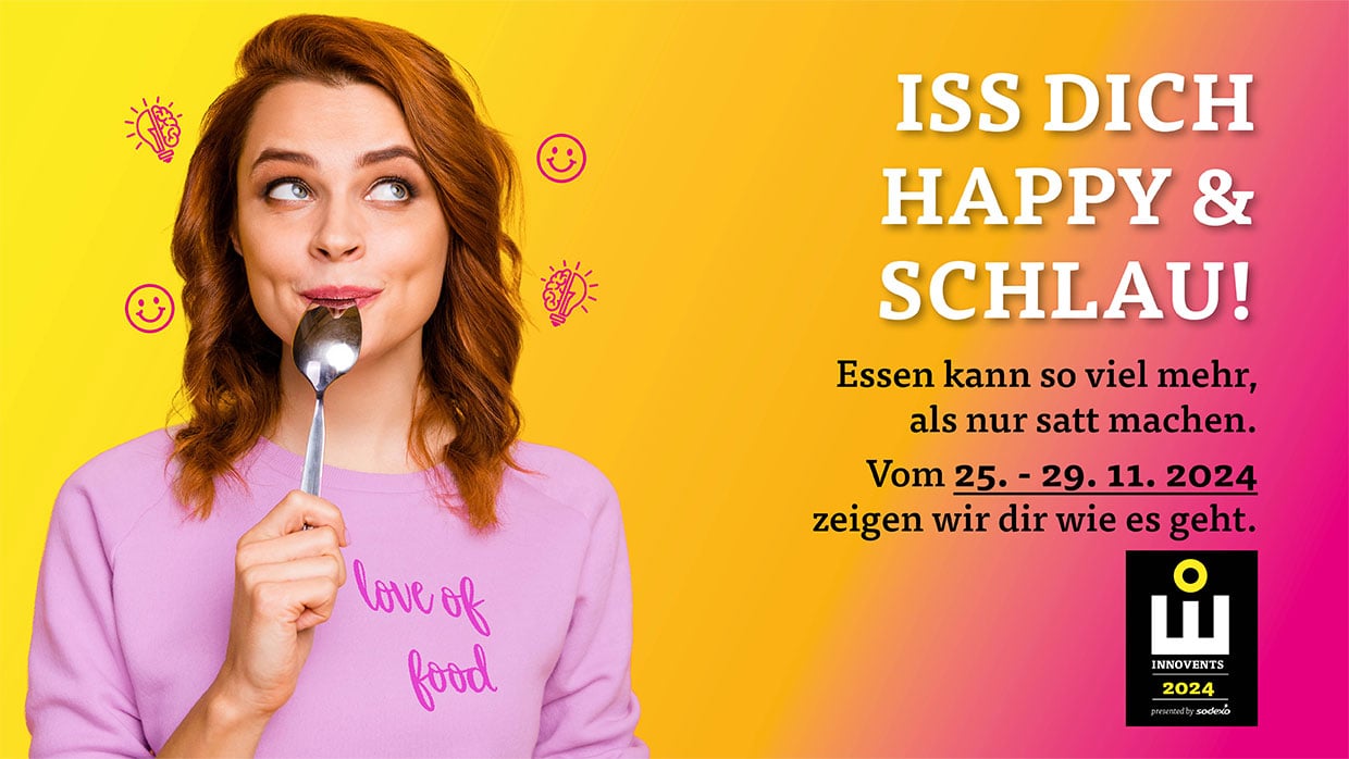 Junge, glueckliche Frau schleckt genuesslich Loeffel ab.
