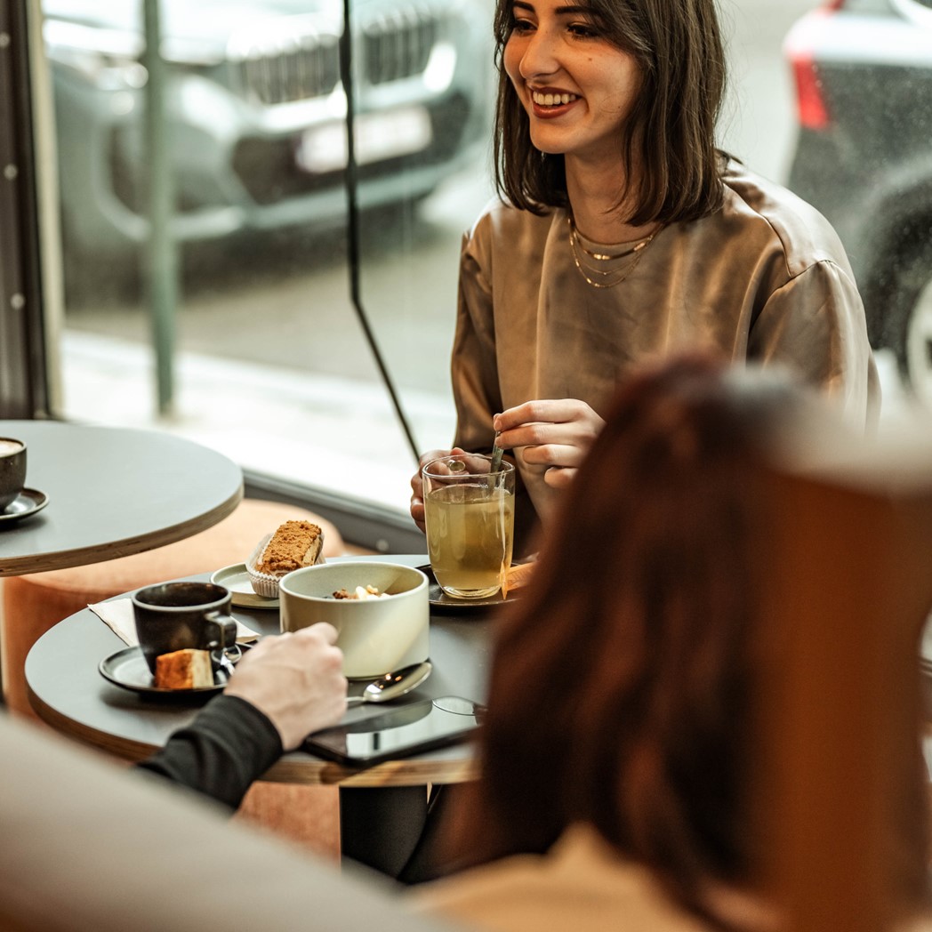 women eating breakfast