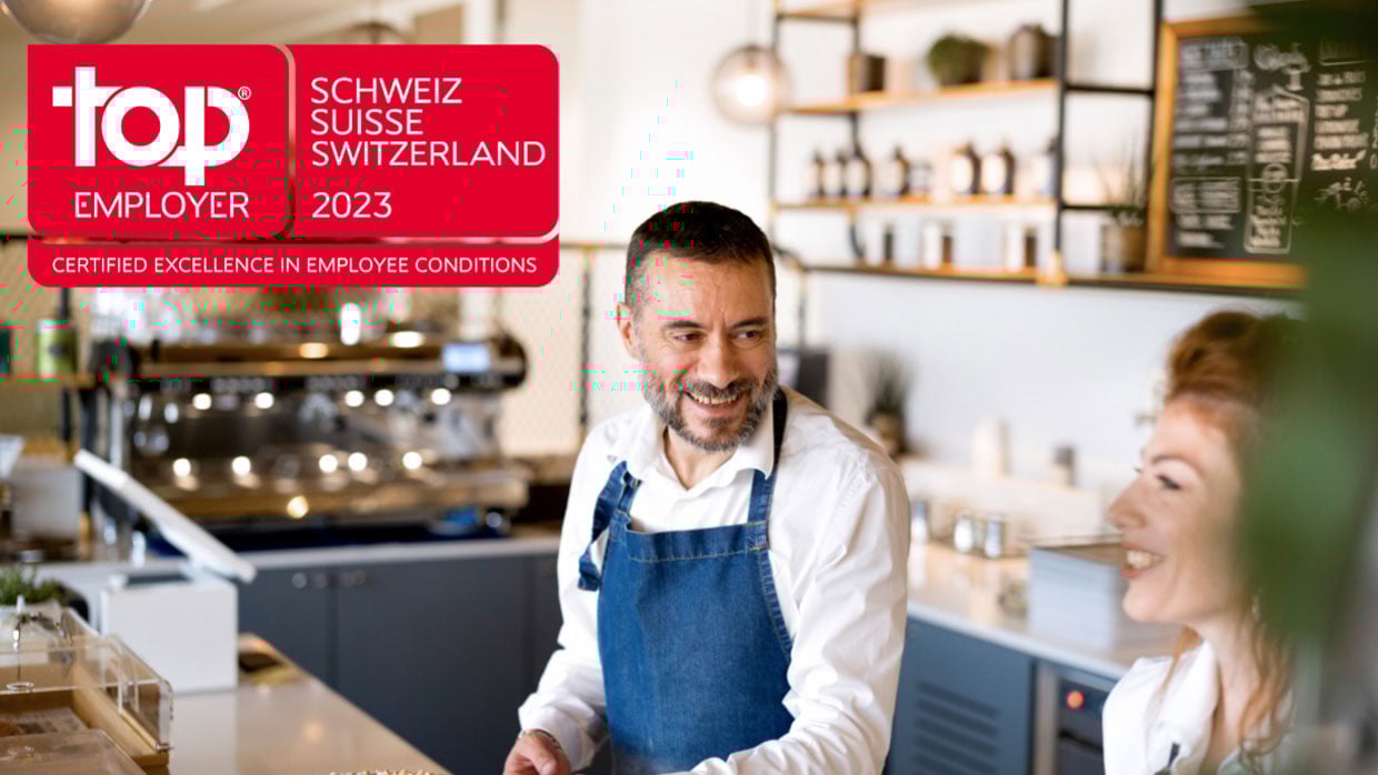 Zwei Sodexo Mitarbeitende stehen hinter der Theke einer Sodexo Barista