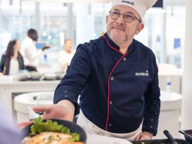 Sodexo Koch welcher unsere Gäste in der Unternehmensgastronomie für Unternehmen bedient