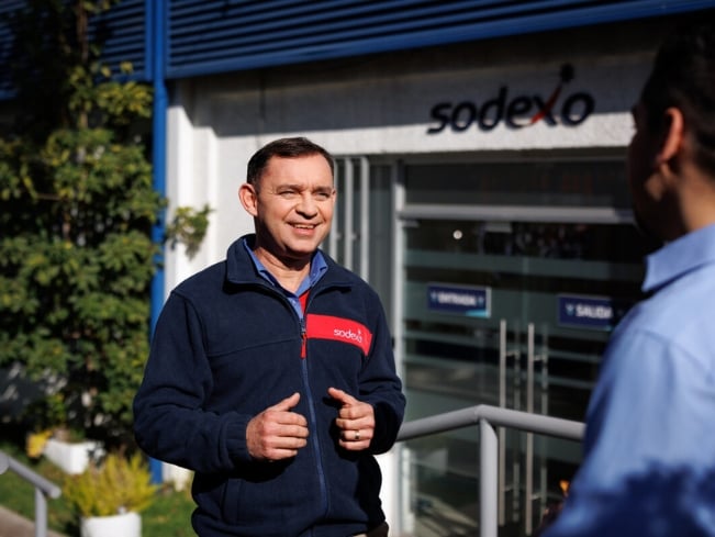 Sodexo Mitarbeitende welche im Facility Management arbeiten unterhalten sich