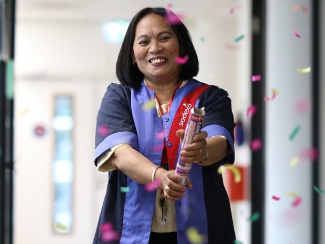 Sodexo Mitarbeiterin welche die vielen Awards von Sodexo feiert