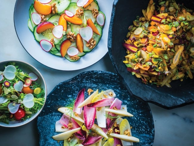 Sodexo Unternehmensgastronomie zeigt verschiedene Gerichte angerichtet auf vier Teller