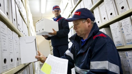 Zwei Sodexo Mitarbeitende verwalten Dokumente und machen so das Dokumentenmanagement