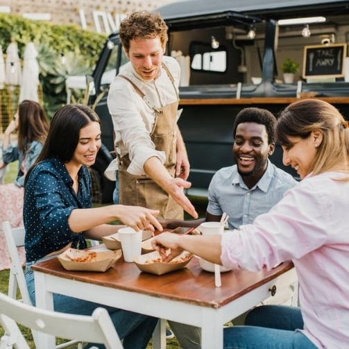 Leute welche in der Unternehmensgastronomie essen, treffen sich am Tisch
