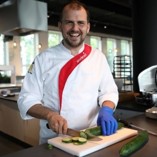 Sodexo Koch der in der Unternehmensgastronomie arbeitet
