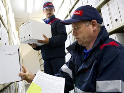 Sodexo-Mitarbeiter-sortieren-Post