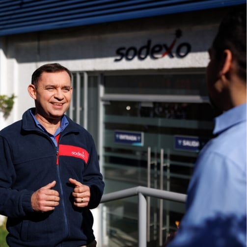 Sodexo Mitarbeitende welche im Facility Management arbeiten unterhalten sich