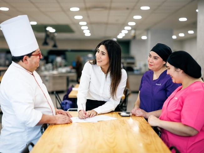 sodexo-mitarbeitende-in-einer-besprechung