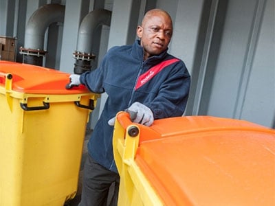 Sodexo-Mitarbeiter-mit-zwei-Abfallcontainern