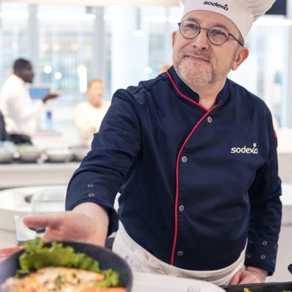 Sodexo Mitarbeiter welcher in der Unternehmensgastronomie arbeitet