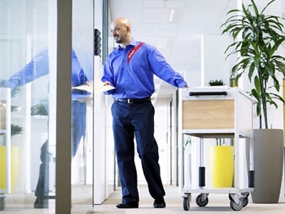 Sodexo-Mitarbeiter-verteilt-Post