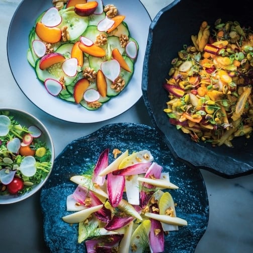 Sodexo Unternehmensgastronomie zeigt verschiedene Gerichte angerichtet auf vier Teller