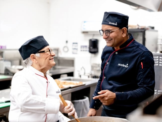 zwei-sodexo-mitarbeitende-arbeiten-in-der-kueche