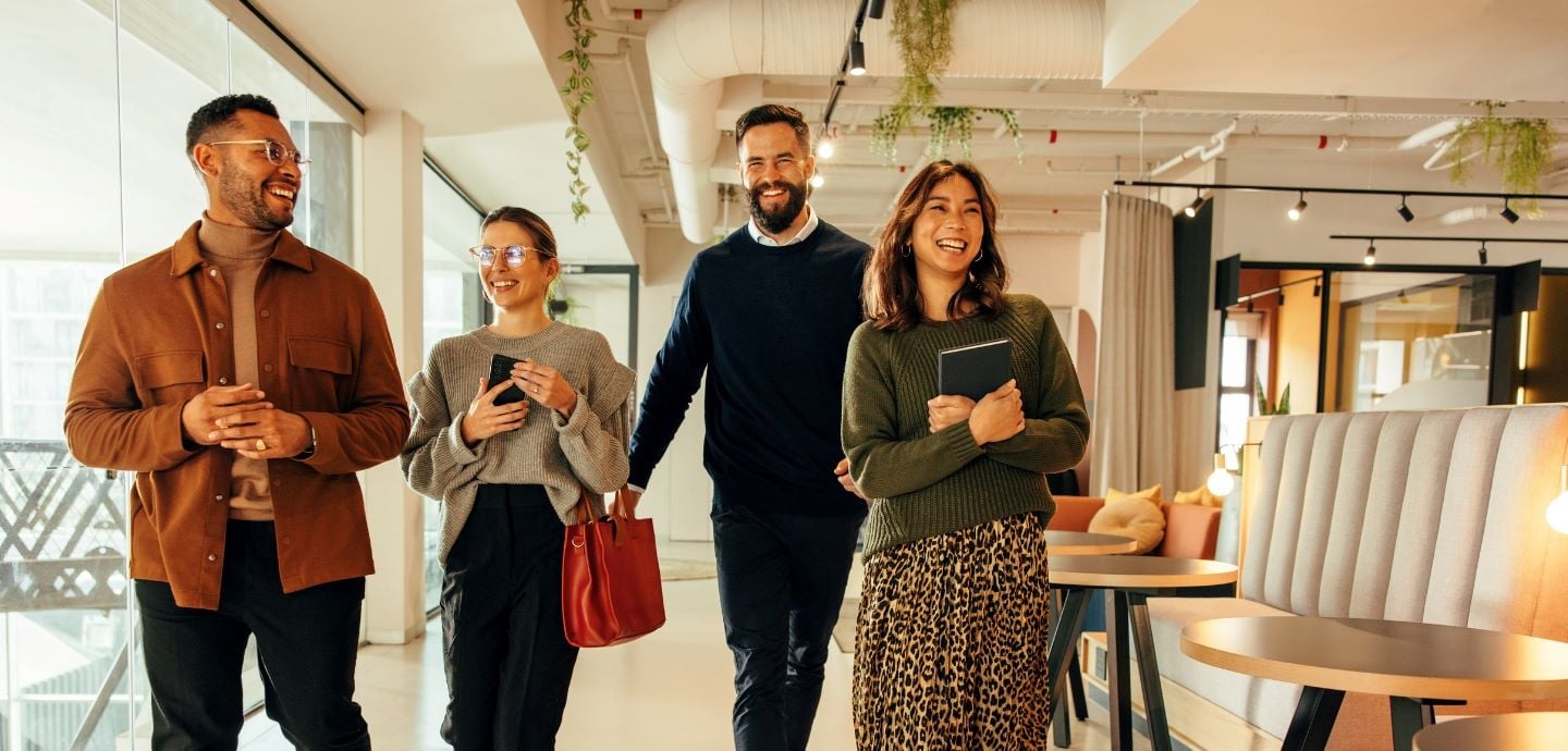 Zwei Frauen und zwei Manner in einem gleichberechtigten Arbeitsumfeld