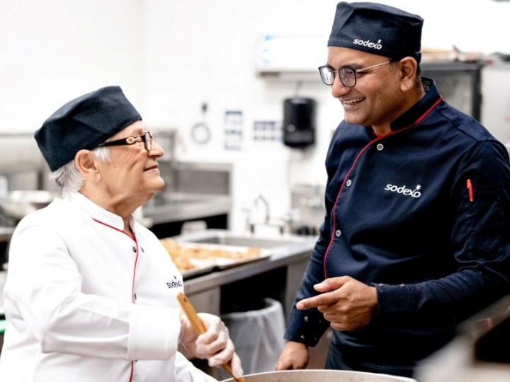 Sodexo Mitarbeitende in der Küche leben die ethischen Grundsätze von Sodexo