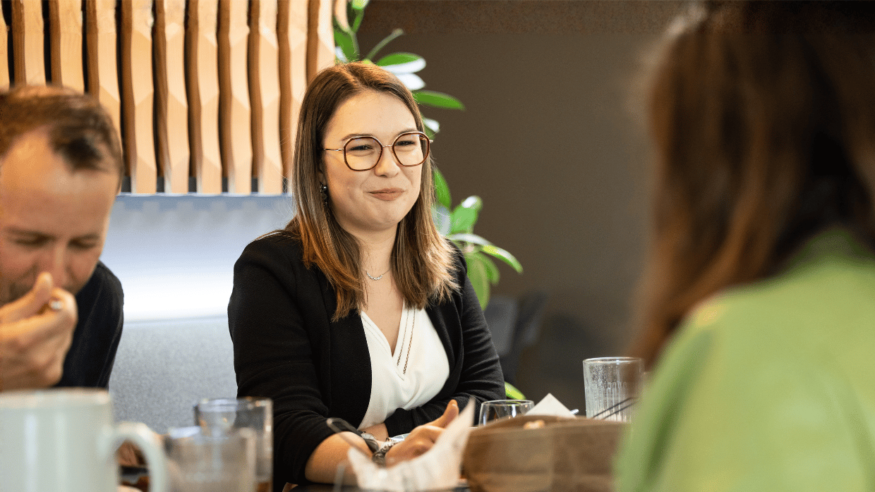Gemeinsames Essen im Arbeitsumfeld zeigt, wie Ernährung im Arbeitsalltag Austausch, Energie und Konzentration unterstützen kann.