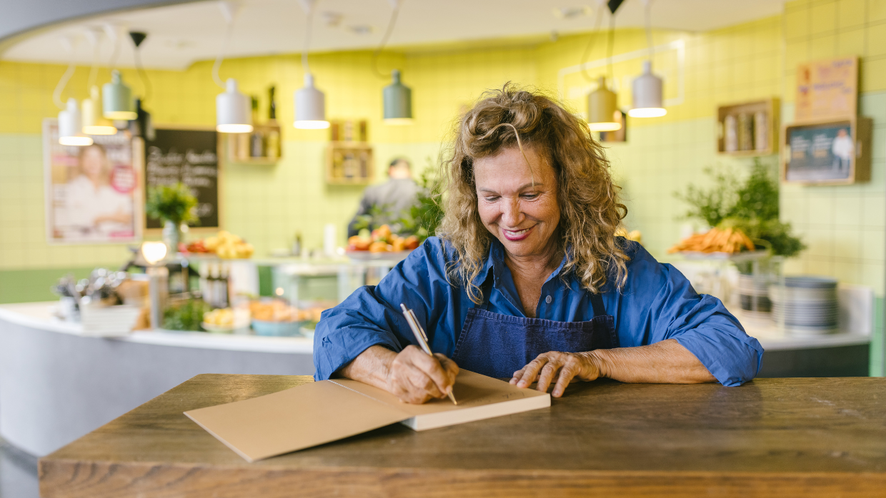 Haya Molcho signiert eines ihrer Kochbücher bei den Sodexo Kochtagen
