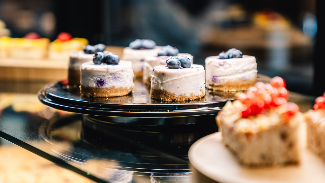 Auswahl von Desserts, die Sodexo im Café-Bistro "Alexander" m Humboldt Forum in Berlin anbieten.