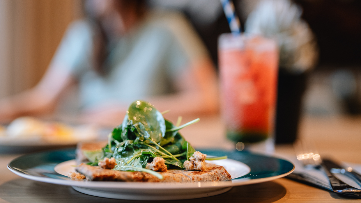 Blick auf einen Teller mit Crêpes mit Blattspinat im Café-Bistro "Alexander", das Sodexo im Humboldt Forum in Berlin betreibt.