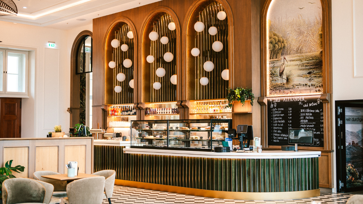 Blick auf die Theke des Café-Bistro "Alexander", das Sodexo im Humboldt Forum in Berlin betreibt.