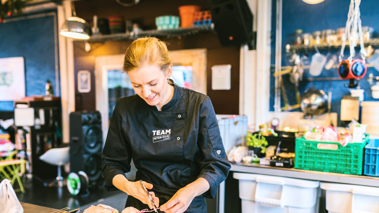 Sodexo Food Expertin Melanie Engesser beim Zubereiten von Sandwich-Päckchen.