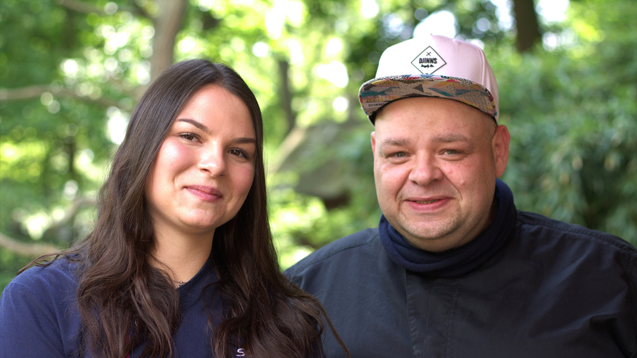 Portrait von Koch-Auszubildender Yara Böhm mit Betriebsleiter Christian Schlegel
