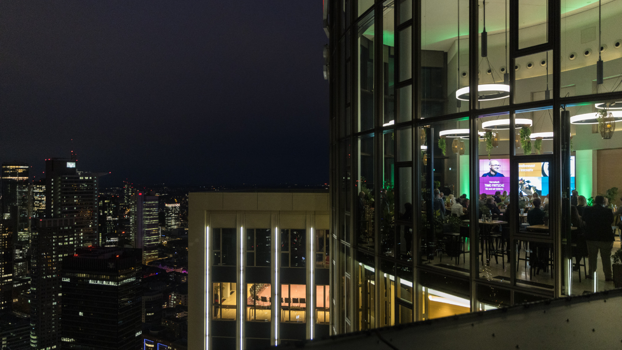 Blick von der Terrasse des FiftyHeights während des Launch-Events für das Kochbuch von Sodexo und Haya Molcho auf Frankfurt bei Nacht.