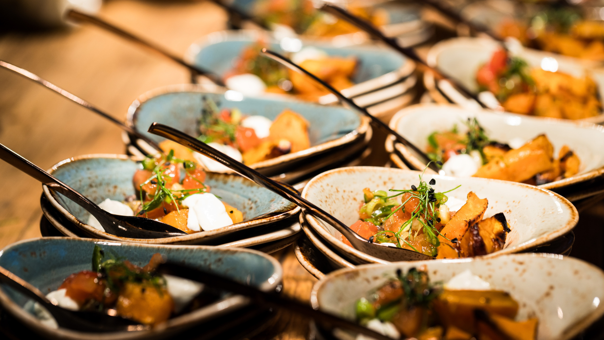Fingerfood bestehend aus in kleinen Schalen mit "gebrannter Süßkartoffel", welches während des Launch-Events des Kochbuchs von Haya Molcho und Sodexo angeboten wurde.
