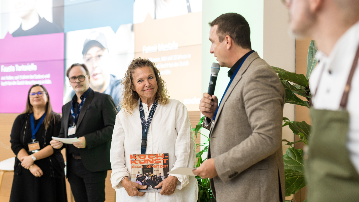 Köchin Haya Molcho und Renato Salvatore, CEO von Sodexo Deutschland, bei der Vorstellung des gemeinsamen Kochbuchs der TV-Köchin und Sodexo. Im Hintergrund stehen Marie-Christin Lück, Head of Supply Chain Management Sodexo Deutschland, und Michael Wahl, Head of Marketing bei Sodexo Deutschland.