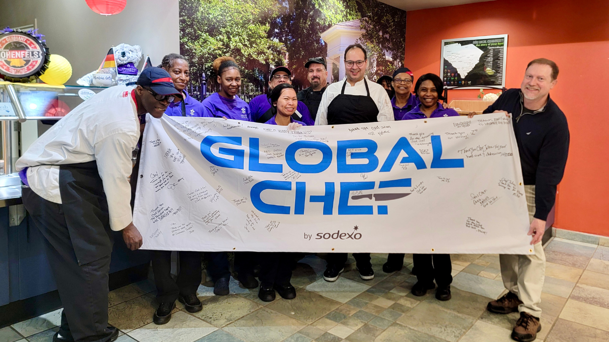 Sodexo-Koch: Julian Prakash (fünfter von rechts) mit anderen „Global Chef Program“-Teilnehmenden am Columbia Collage