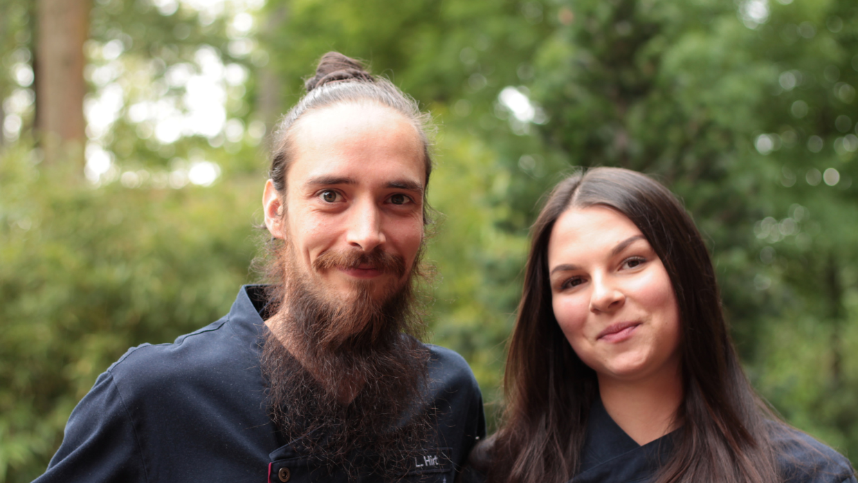 Portrait von Koch-Auszubildender Yara Böhm mit Ausbilder Lukas Hirt