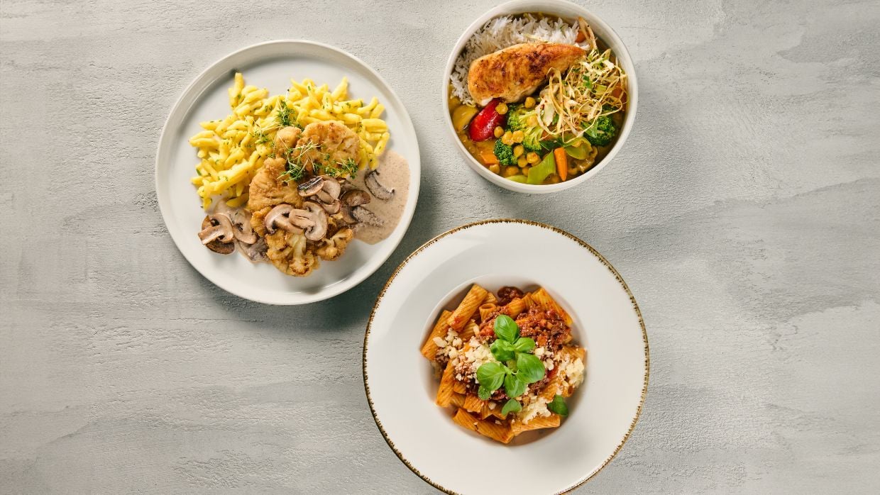 Auswahl der neuen pflanzenbasierten Speisen von Sodexo: Spaghetti mit Linsenbolognese, ein Thai Curry mit Hähnchen-Alternative sowie ein Blumenkohlschnitzel mit Champignons und Spätzle